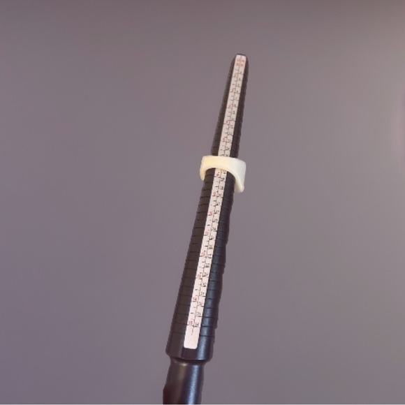 Resin white with gold tone ring size 7 - Picture 5 of 6